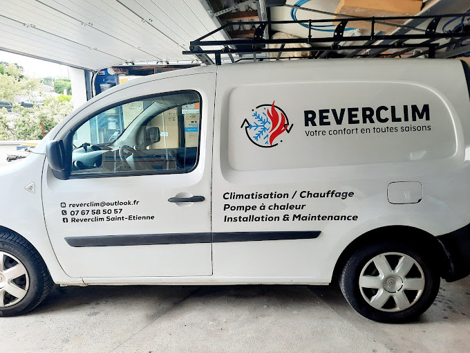 Technicien de REVERCLIM réparant une pompe à chaleur à Saint-Etienne, Loire.