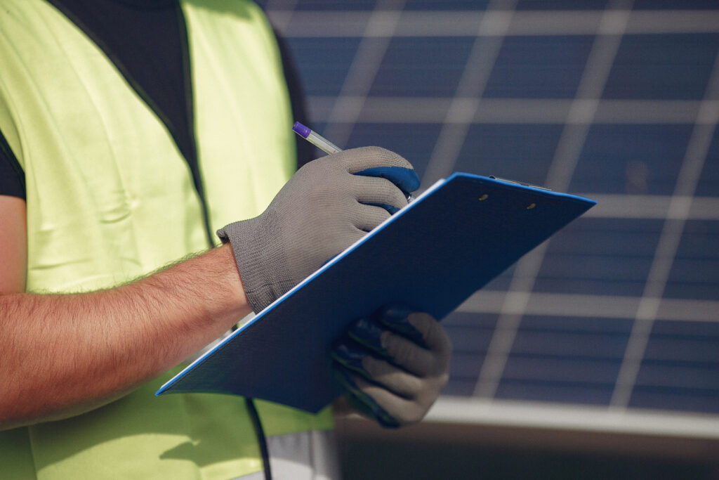 Technicien réparant un panneau solaire à Saint-Etienne, loire